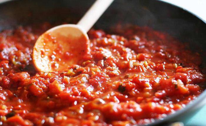 Börja laga pasta med tomatpuré