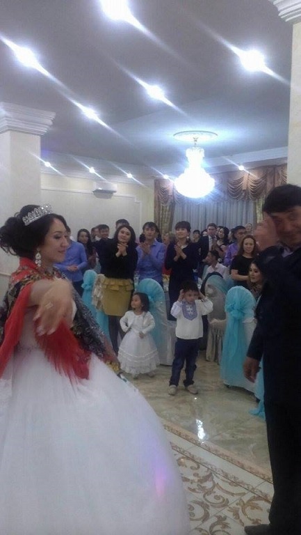 Первый танец невесты со своим отцом в традиционной платке