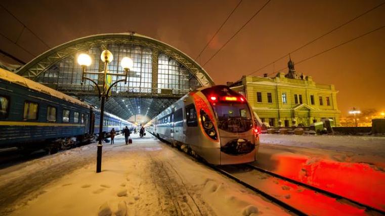 Также Львов является станцией формирования ряда пассажирских поездов дальнего следования, для отдельных пассажирских поездов является транзитным пунктом